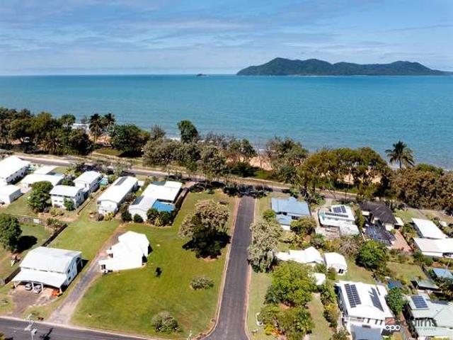 Stunning Development Opportunity Includes: 2 Townhouses + 3,411 m2 Level land + 4 Titles + Beach Front + 3 Street Frontage !