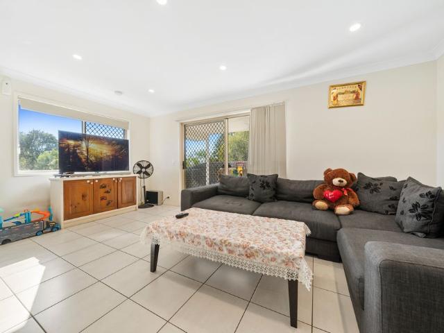 STUNNING DUPLEX IN A QUIET NEIGHBORHOOD