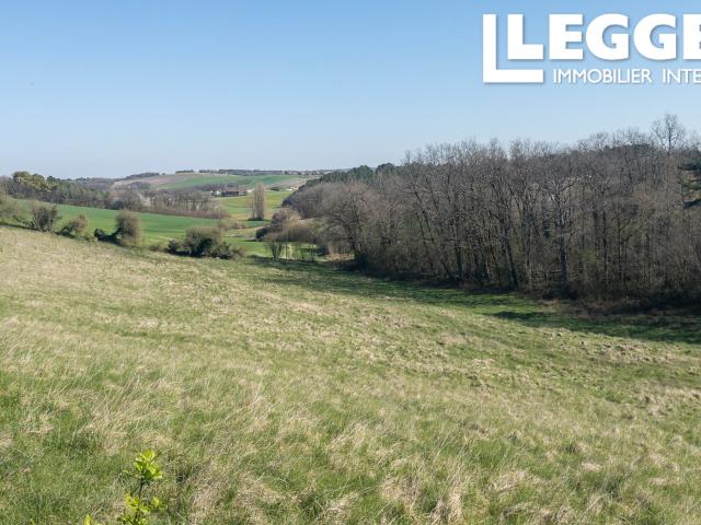 Cadre exceptionnel pour une maison de campagne, avec dépendances et 3 hectares du terrain avec petit étang