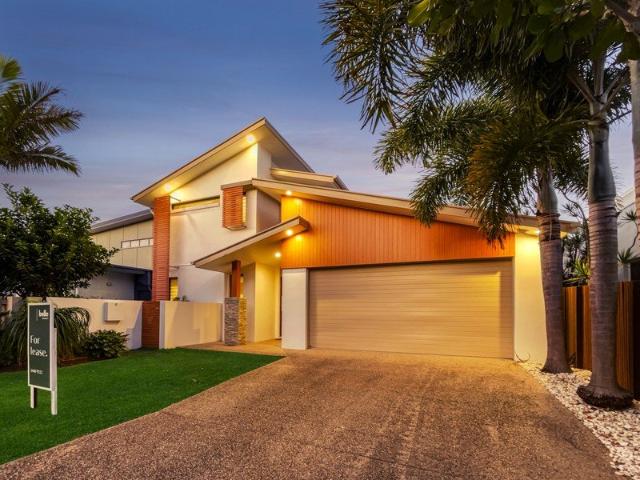 Stunning Executive Beachfront Home!