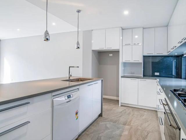 STUNNING EXECUTIVE HOME IN PREMIER LOCATION