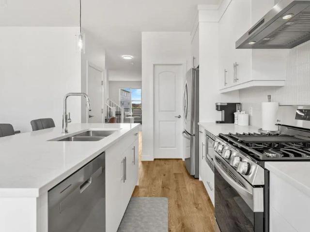 Stunning Executive Rental in Seton – 3 Bed, 2.5 Bath Fully Furnished/Inclusive — 3 Bedrooms Duplex
