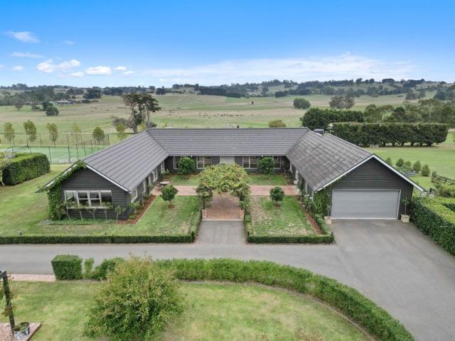 STUNNING FAMILY 9 ACRE RETREAT SPACE, STYLE & COUNTRY LUXURY!