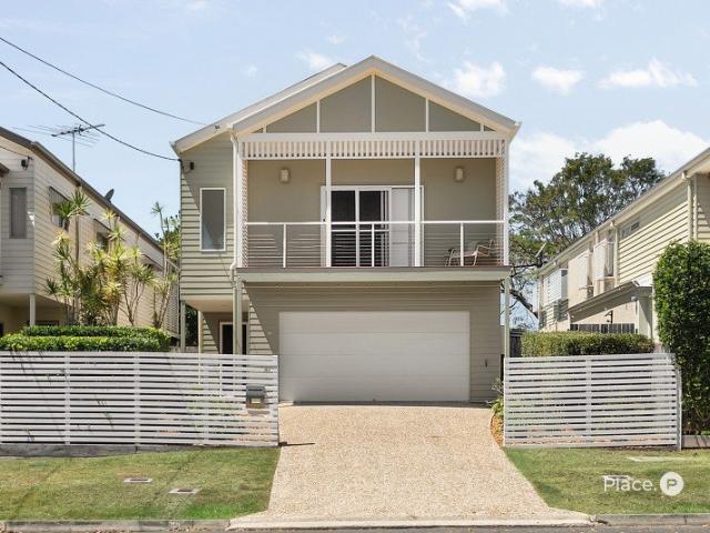 Stunning Family Contemporary Queenslander Moments from Banks Street Reserve