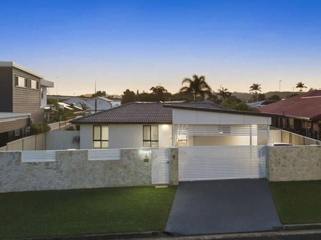 STUNNING ENTERTAINER COASTAL LIVING JUST MOMENTS TO THE BEACH, CAFES AND RESTAURANTS
