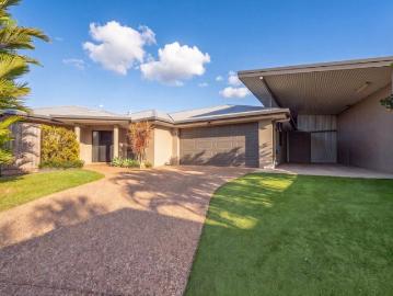 STUNNING FAMILY ENTERTAINER POOL + RARE CARAVAN/BOAT STORAGE!