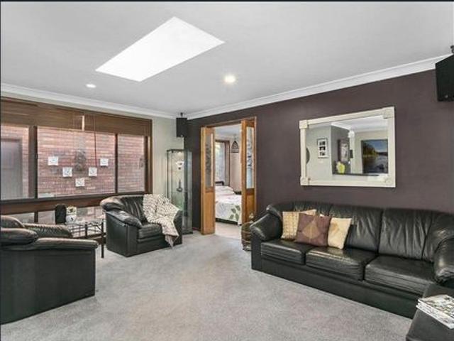 STUNNING FAMILY HOME !