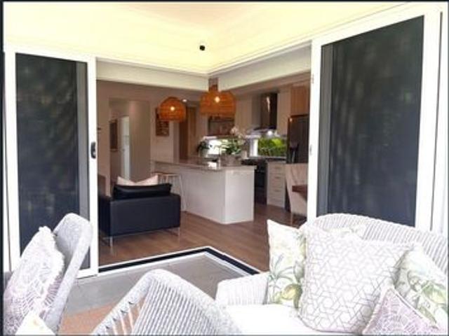 Stunning Family Home With Bay Peaks!