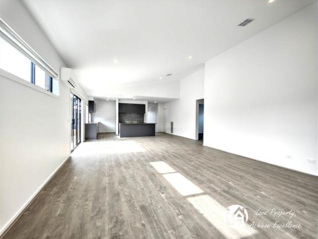 STUNNING FAMILY HOME WITH CATHEDRAL CEILING!