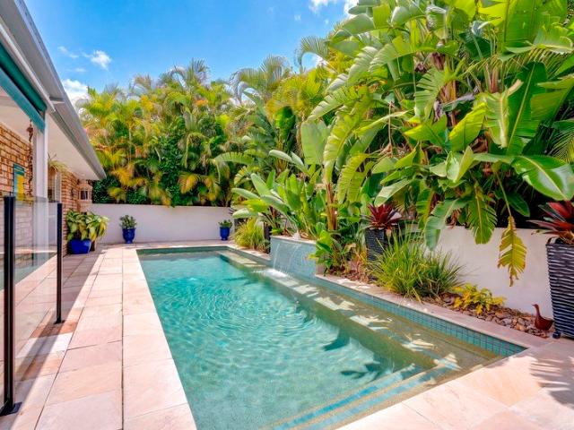 STUNNING FAMILY HOME WITH DUAL LIVING POTENTIAL!