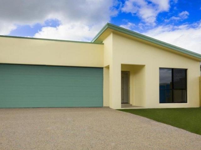 STUNNING FAMILY HOME WITH LAKESIDE LIVING!