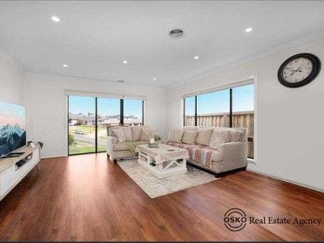 Stunning Family Home with Scenic Hill Views in Bellevue Tops Estate!