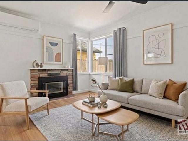 STUNNING FAMILY HOME WITH VERSATILE FLOORPLAN!