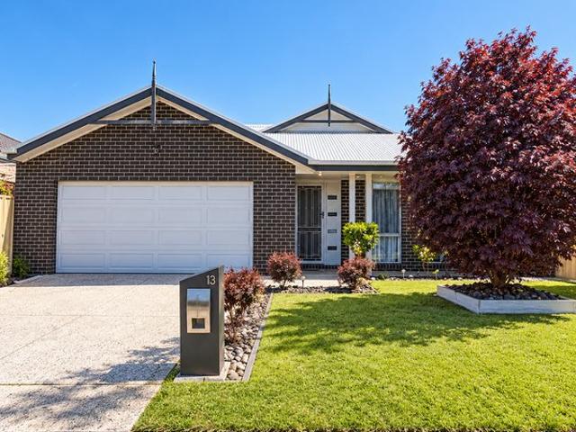 STUNNING FAMILY HOME AVAILABLE FOR LEASE IN THE HEART OF PAKENHAM!