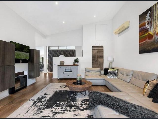 Stunning Family Home in East Killara with Bushland Views