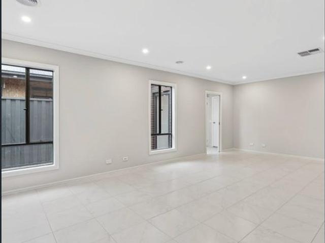 Stunning Family Home in Manor Lakes – Perfect for Your Growing Family!