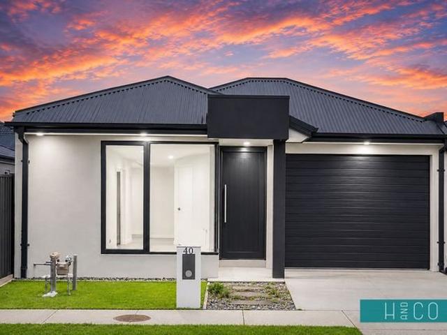 Stunning Family Home in Prime Mickleham/Craigieburn side Location!