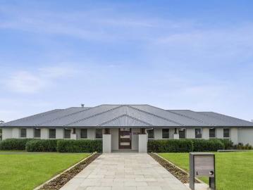 Stunning Family Home on Level 5010sqm Block
