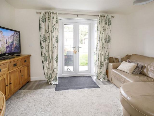 Stunning four bedroom semi detached property in the relatively new development Gateford Park in Worksop