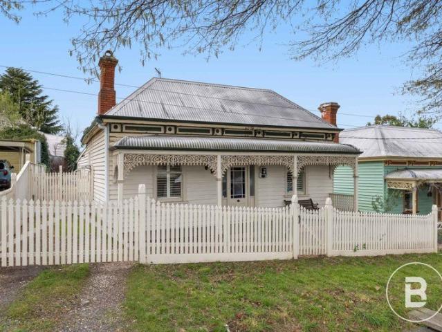 STUNNING FOUR BEDROOM, TWO LIVING ON KING STREET SOUTH
