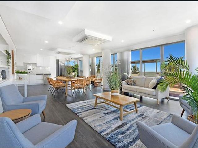 Stunning Fully Furnished 2 Bedroom Apartment with Spectacular Broadwater Views