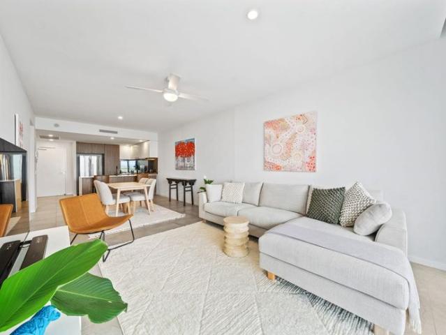 Stunning Fully Furnished 2 Bedroom Waterfront Apartment with Study Nook