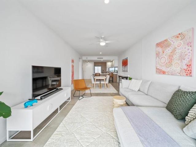 Stunning Fully Furnished 2 Bedroom Waterfront Apartment with Study Nook