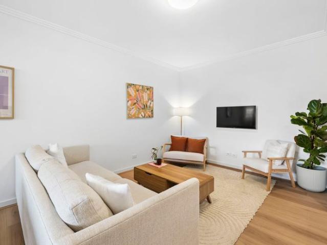STUNNING FULLY FURNISHED DESIGNER APARTMENT IN RESORT STYLE DEVELOPMENT