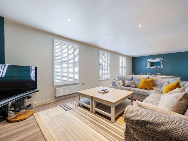Stunning fully furnished first floor apartment with secure parking space in a luxury development in the heart of the city