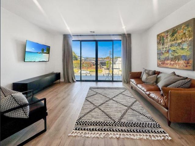STUNNING FULLY FURNISHED TOWNHOUSE!