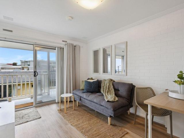STUNNING FULLY FURNISHED UNIT ON THE COAST!