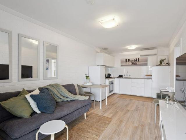 STUNNING FULLY FURNISHED UNIT ON THE COAST!