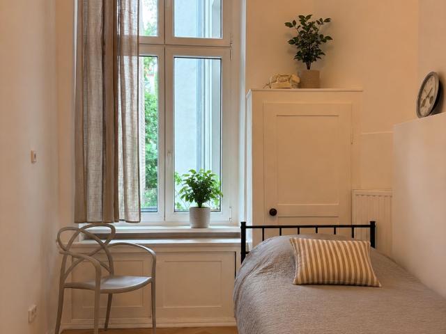 Stunning Fully Renovated 124 m² Belle Étage Altbau | 4m Ceilings | 3 Min to Ku’damm