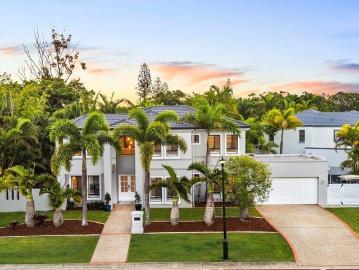 Stunning, fully renovated golf front family home in Hope Island Resort