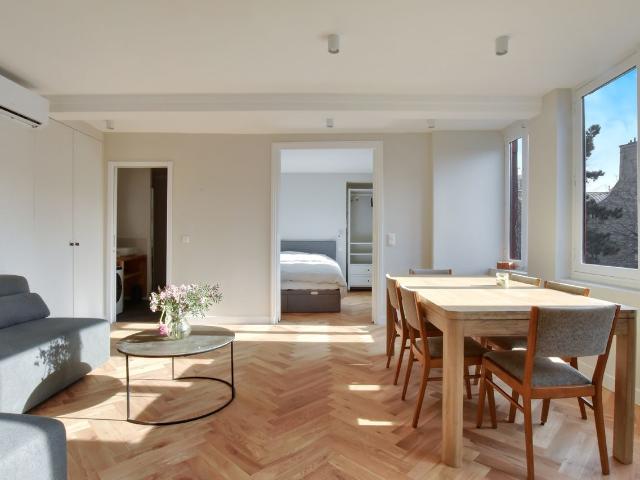 Stunning Furnished Apartment – Top Floor, Quiet & Bright – Central Paris, Paris Amsterdam Apartments for Rent