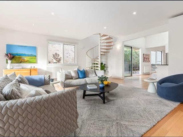 STUNNING GARDEN SETTING WITH BEAUTIFUL MASTER RETREAT UPSTAIRS!