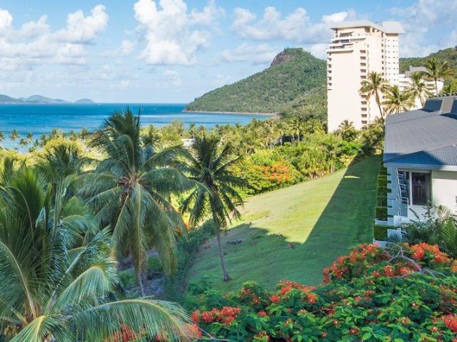 Stunning Ground Floor Apartment With Ocean View Entertainment Area!