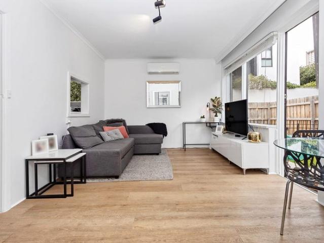 Stunning Ground Floor Apartment with Open Courtyard