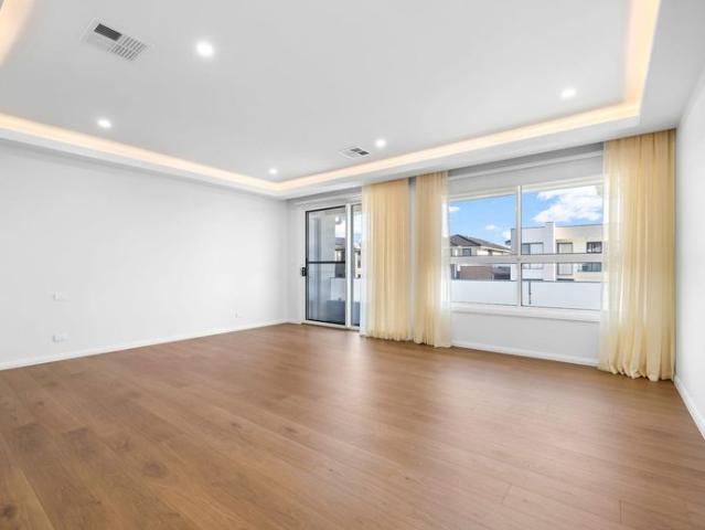 Stunning Hamptons Home | Sunroom | Near Zero Energy Bills | Rare 30m frontage
