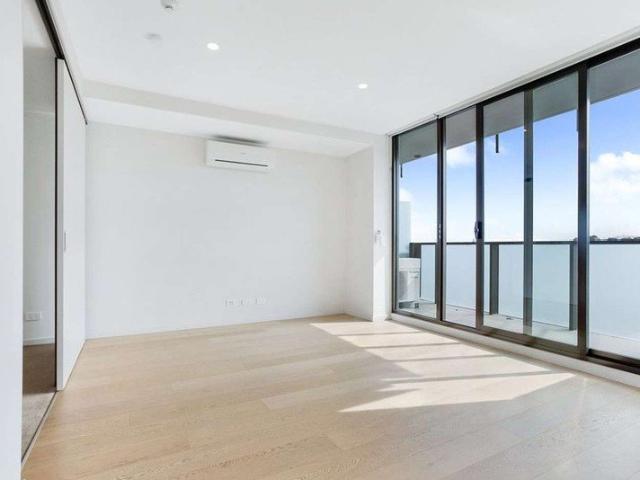 Stunning Hawthorn East 1 Bedroom with Uninterrupted Green Views