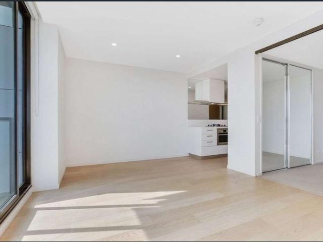 Stunning Hawthorn East 1 Bedroom with Uninterrupted Green Views