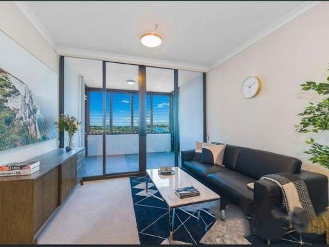 Stunning high floor apartment with views