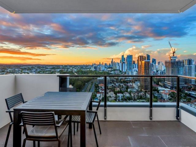 STUNNING HIGH LEVEL APARTMENT WITH RIVER, CITY AND HINTERLAND VIEWS