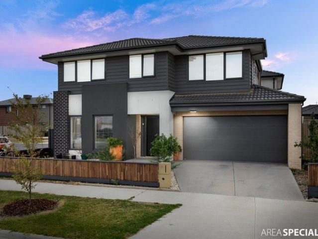 Stunning Home in the Desirable Alamanda Estate!