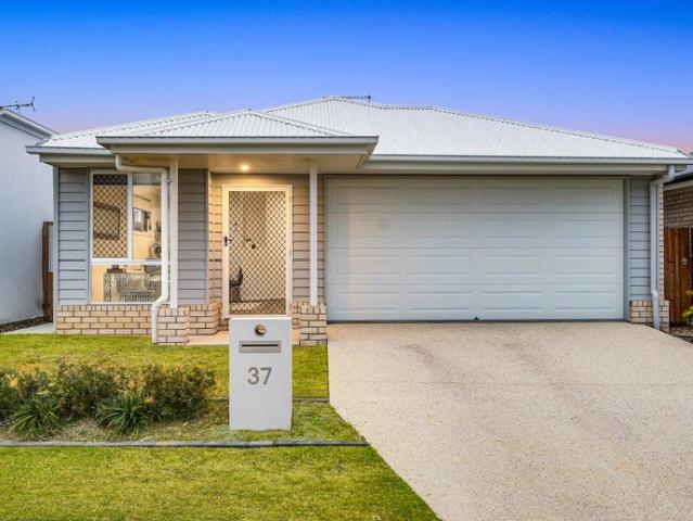 Stunning home in the desired Crossing Estate