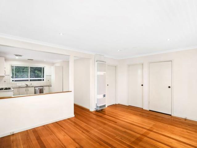 STUNNING HOME WALKING DISTANCE TO SHOPS & TRAIN STATION