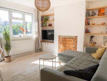 Stunning Home With Sunny Balcony Bills Inc
