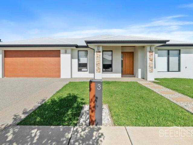 Stunning home with Pool, High End Finishes & Prime Location