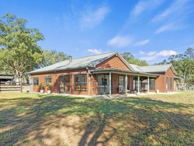 Stunning horse property 8mins from town