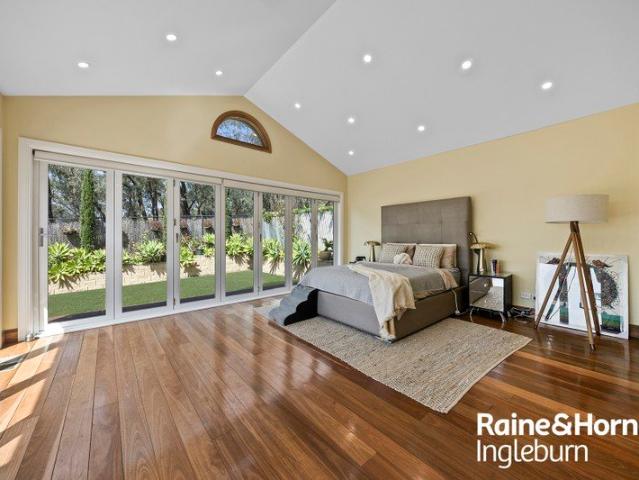 STUNNING HOUSE IN MACQUARIE LINKS